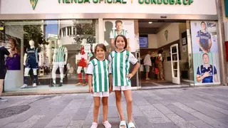 Ilusión y gran acogida en el estreno de las nuevas camisetas del Córdoba CF