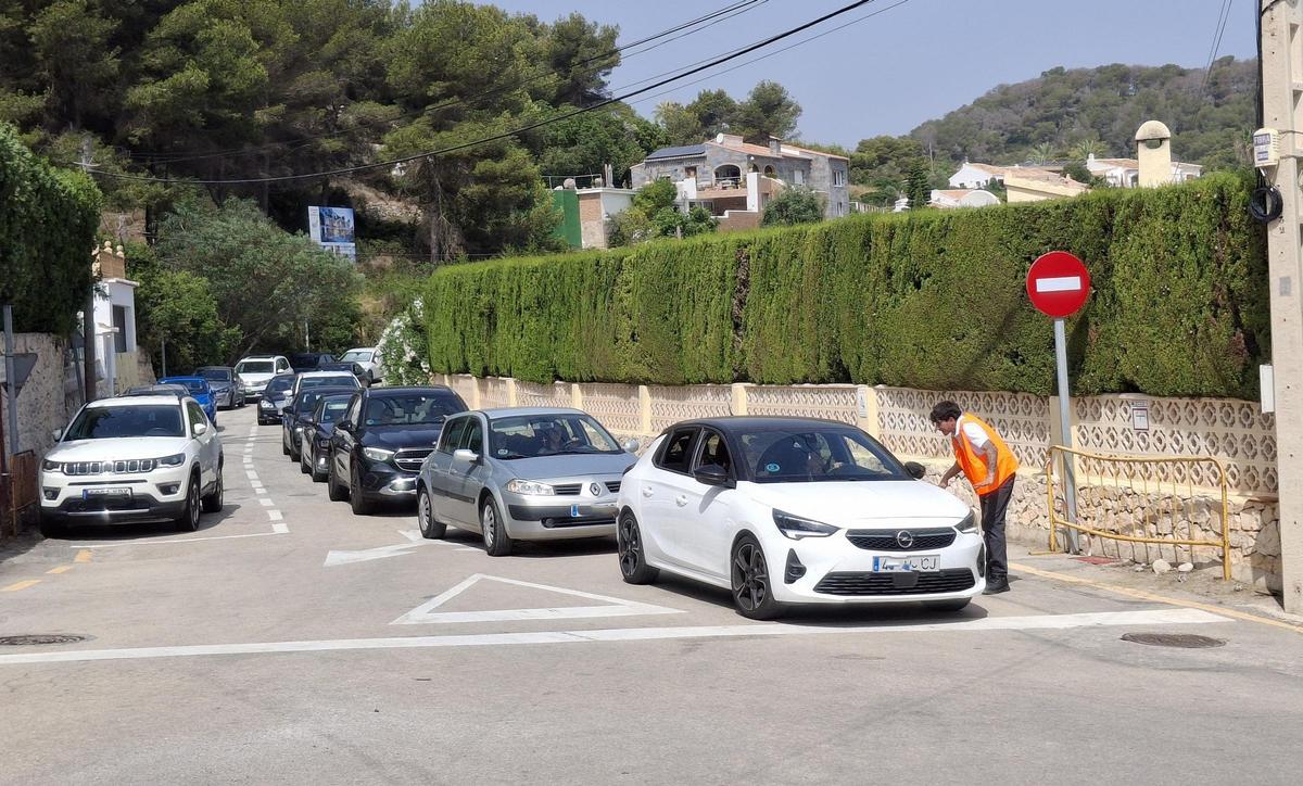 El controlador explica a los turistas que no pueden bajar con el coche
