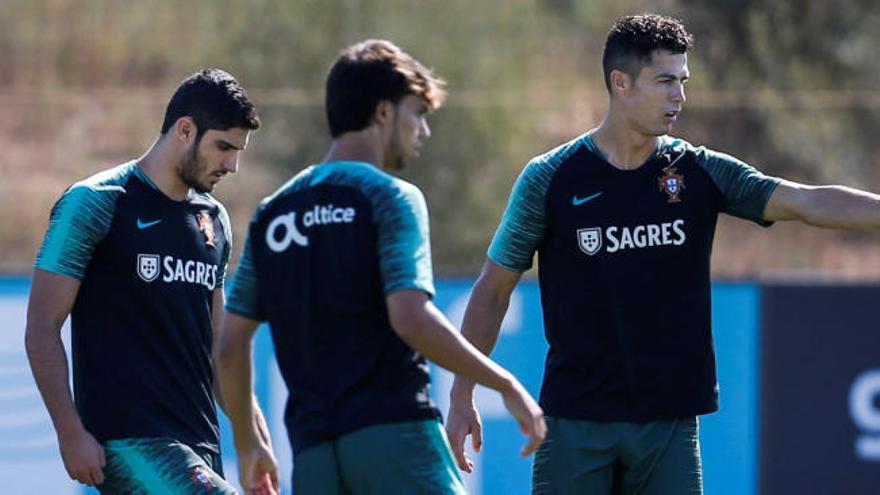 Guedes debe defender su estatus ante João Félix