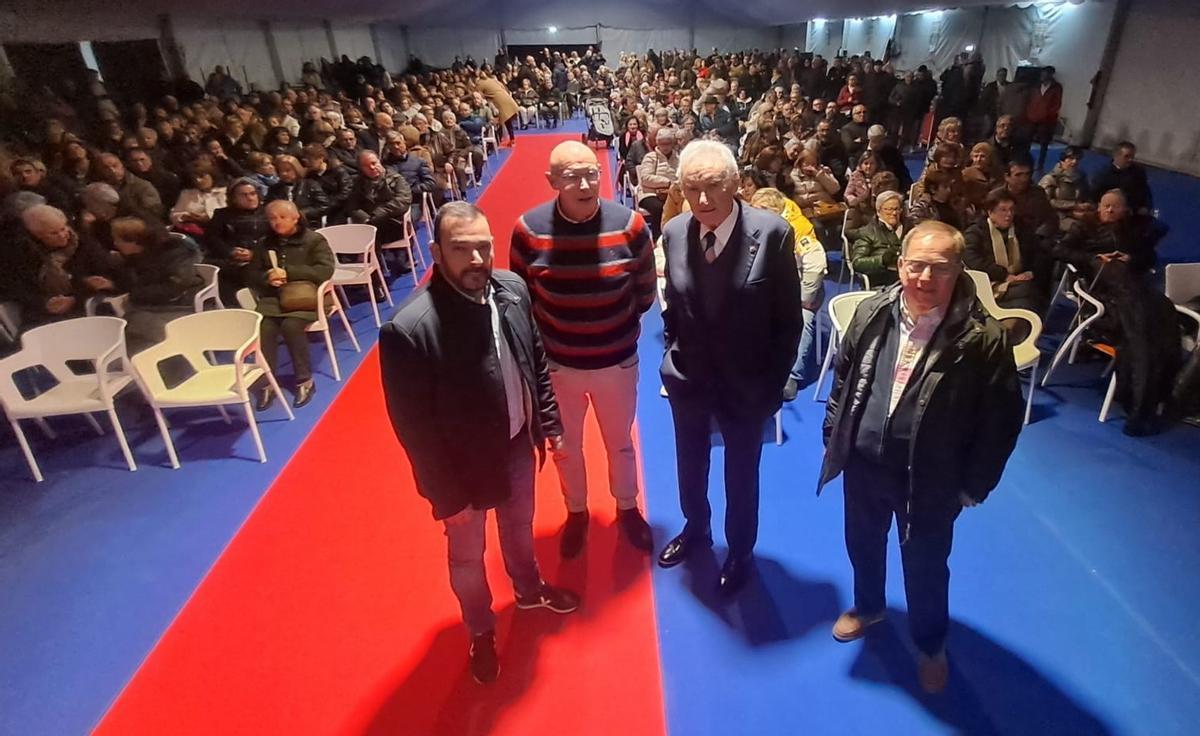 Luis del Olmo, segundo por la derecha, justo antes de pronunciar el pregón de Santa Bárbara