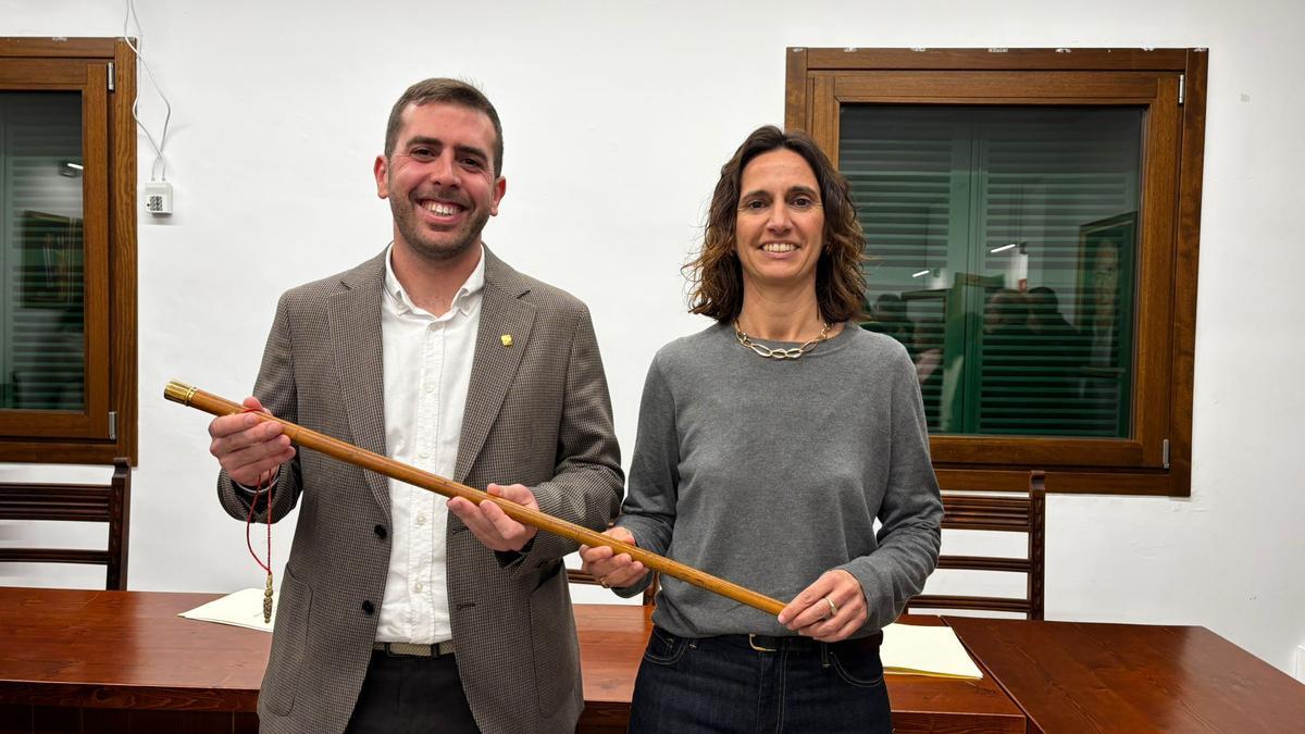 Toni Miralles, con la vara de alcaldía, junto a su antecesora, Paula Amengual, al finalizar el pleno.
