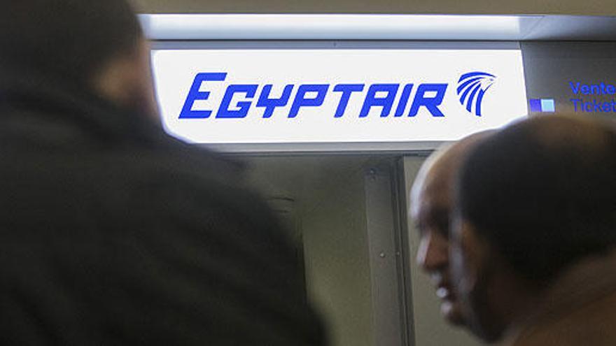 El logo de EgyptAir en el aeropuerto Charles de Gaulle.