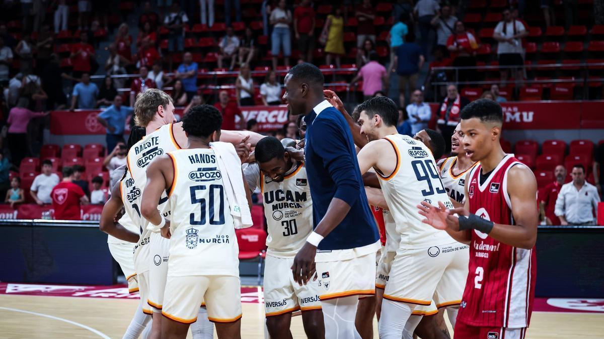 Los jugadores del UCAM Murcia, celebrando la victoria en Zaragoza