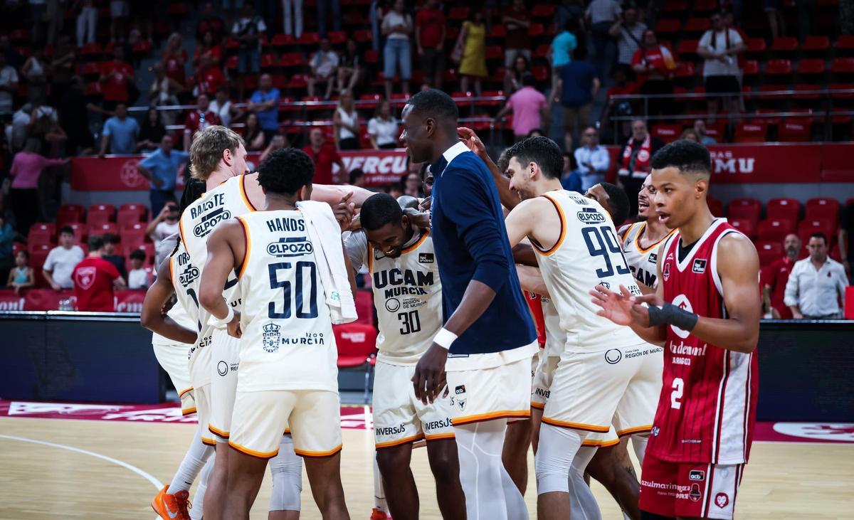 Los jugadores del UCAM Murcia, celebrando la victoria en Zaragoza