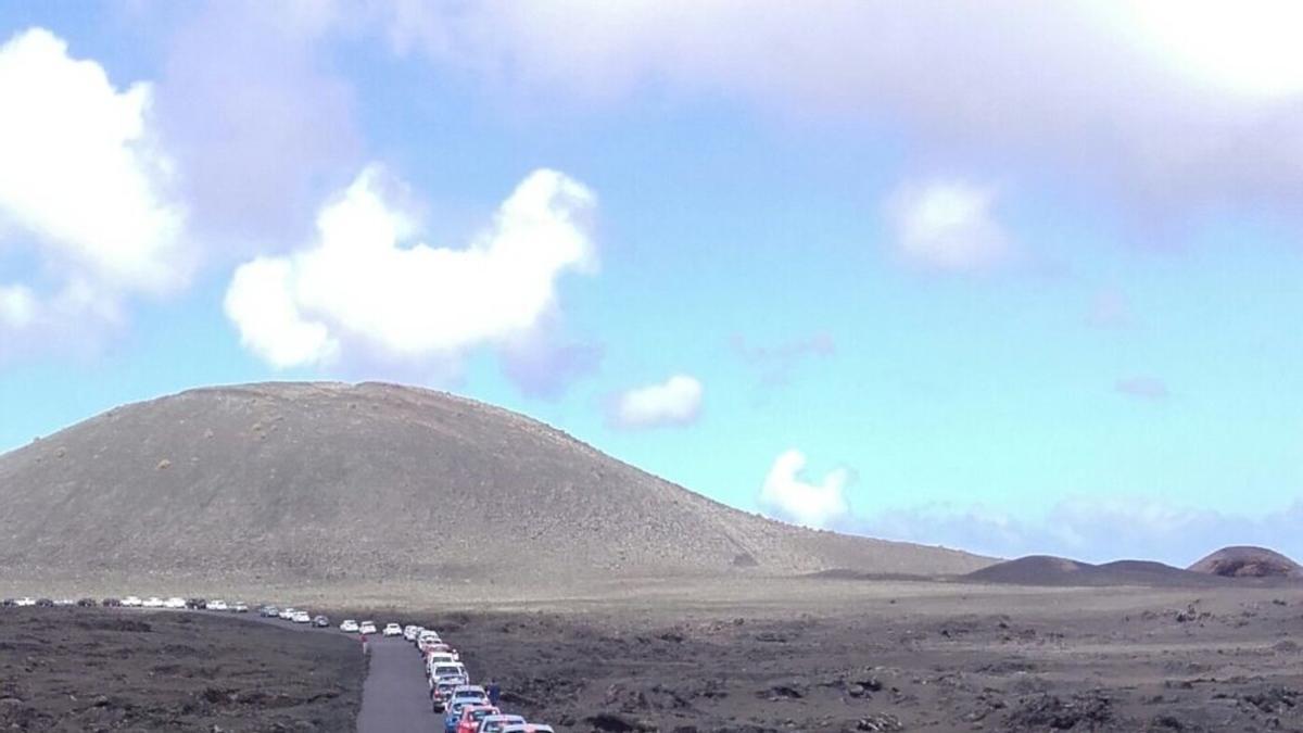 Colas de coches en la carretera del Parque Nacional de Timanfaya en una imagen de archivo.