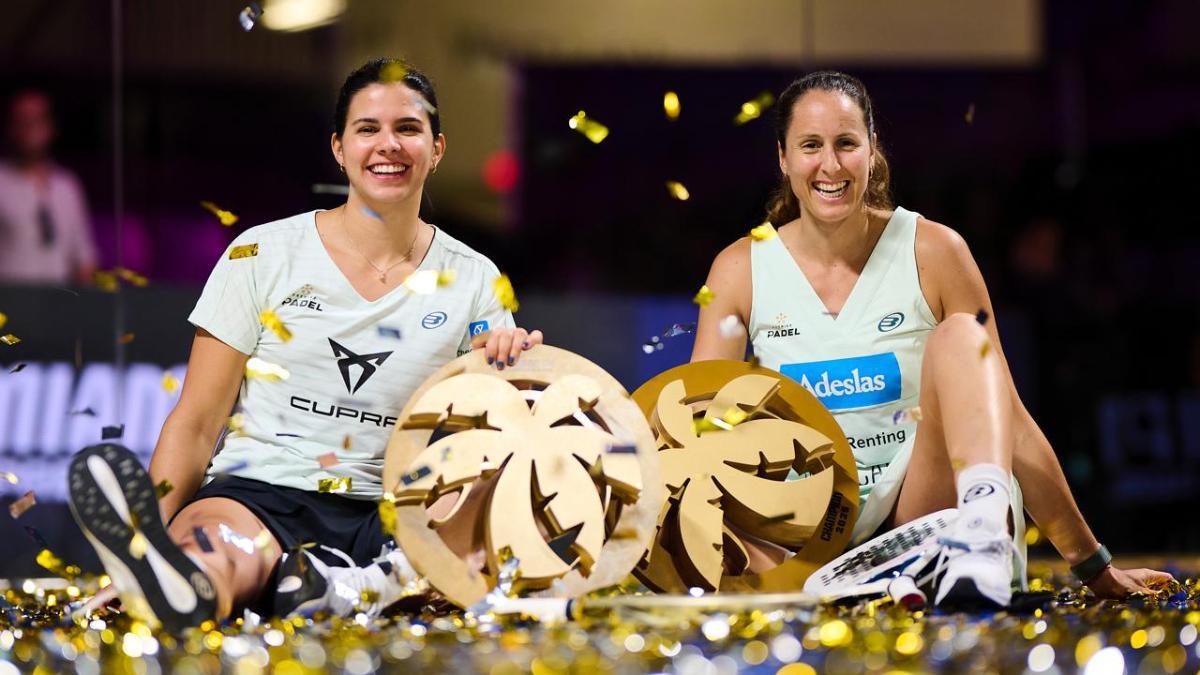 Delfi y Gemma con sus trofeos de campeonas