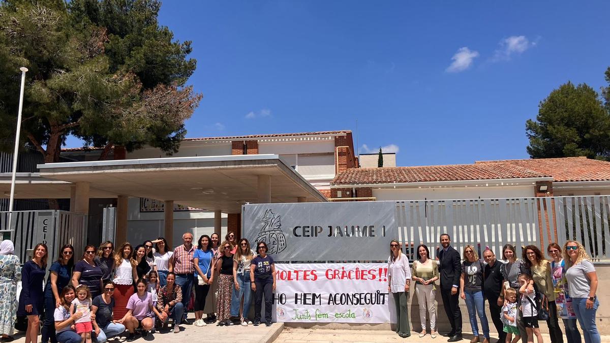 Ayuntamiento, docentes y familias celebran la decisión de Educación de mantener las aulas en el CEIP Jaume I.