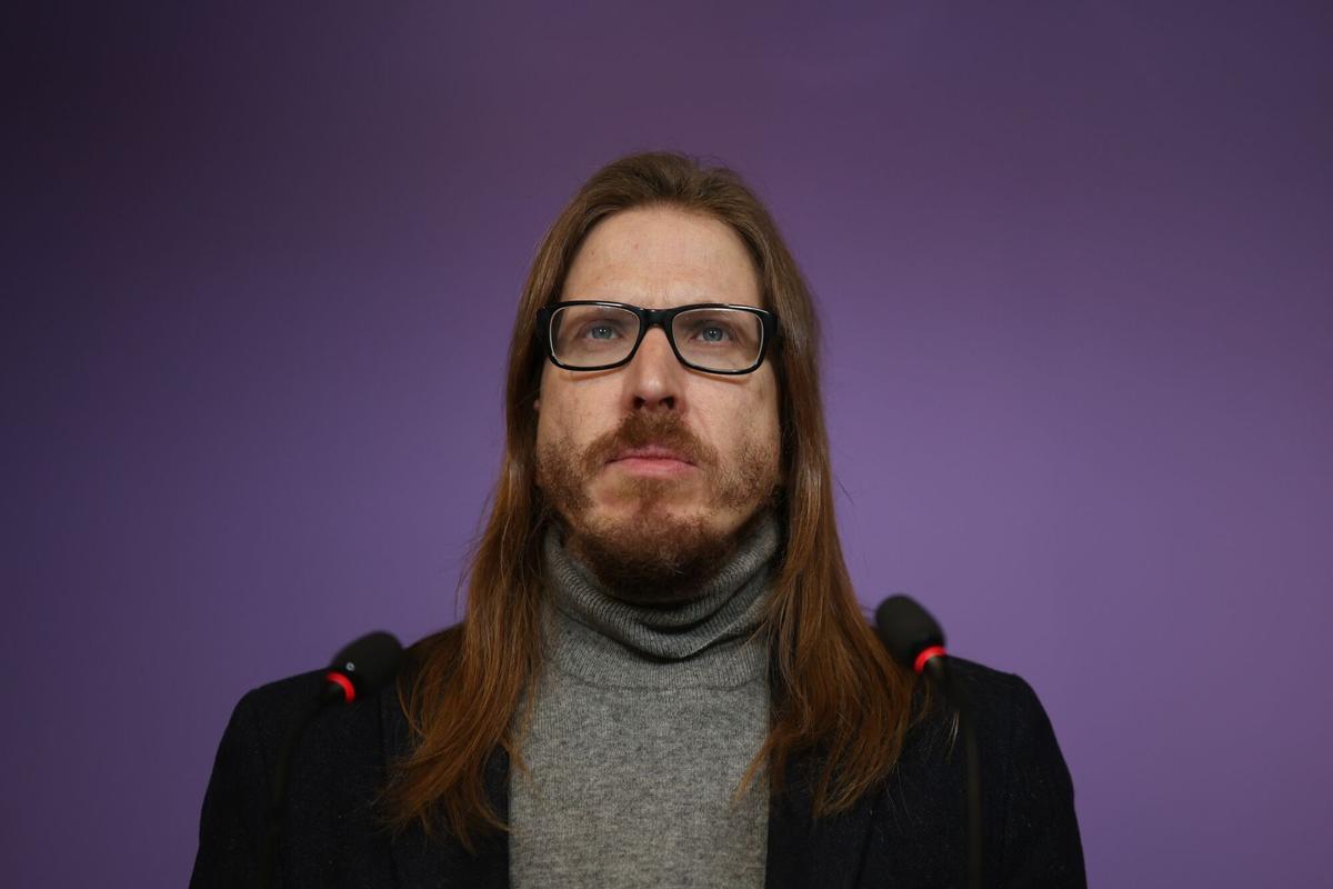 El secretario de organización y portavoz de Podemos, Pablo Fernández, en rueda de prensa.