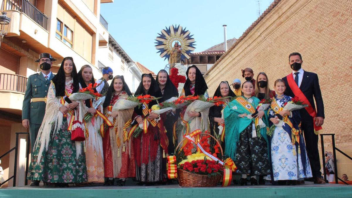Las reinas de las fiestas de Calanda, junto a alcalde, durante la ofrenda.