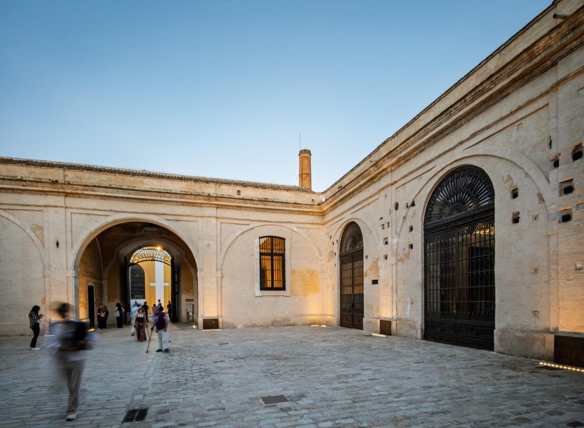 Uno de los majestuosos patios interiores de la Real Fábrica de Artillería de Sevilla.
