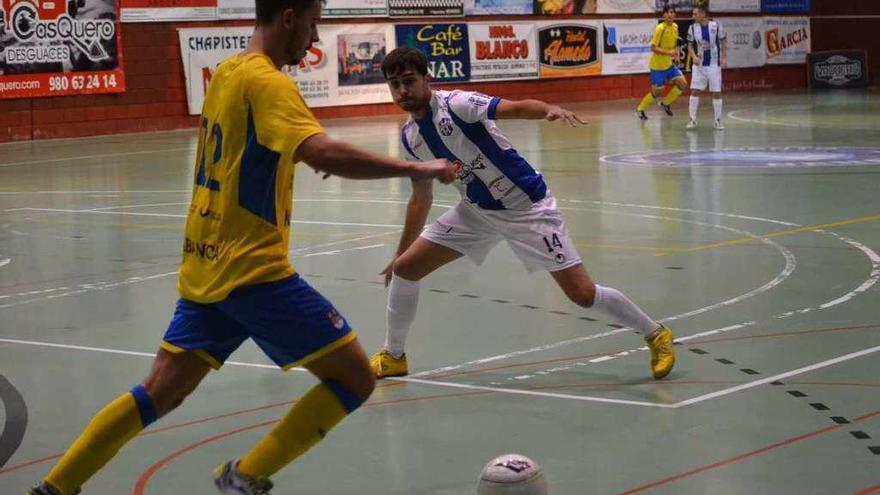 Samu, protagonista ayer, trata de defender a un jugador del Cidade de Narón en el duelo de ida.