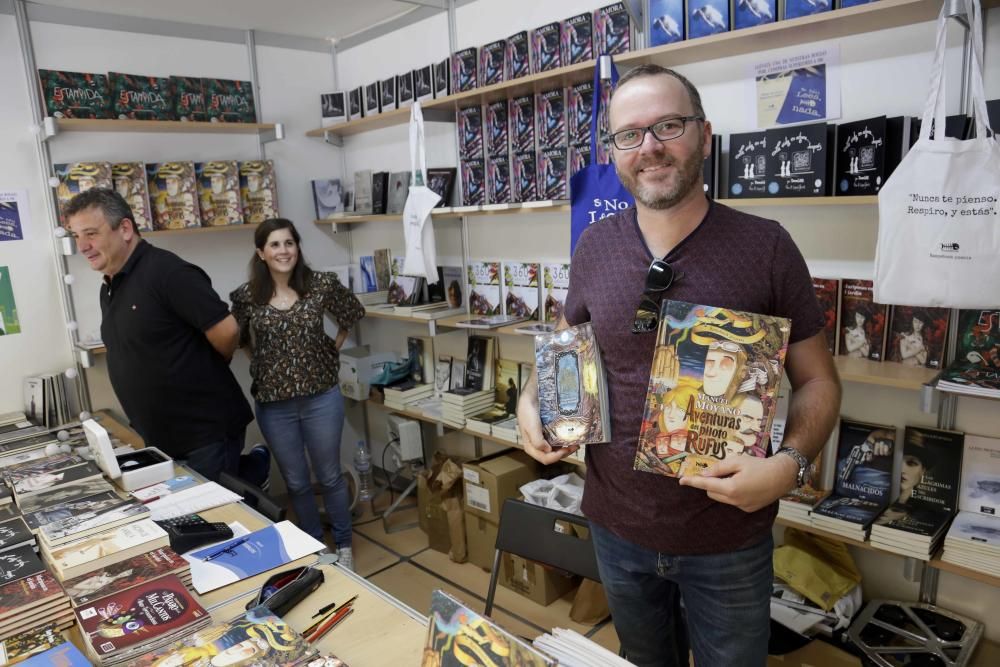 Ambiente del sábado en la Feria del Libro de Murcia