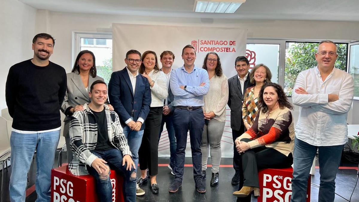 Aitor Bouza, el nuevo secretario del PSOE en Santiago, junto a la nueva ejecutiva socialista