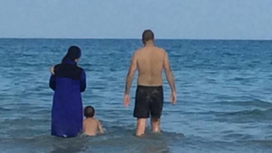 Una mujer con un burkini en la playa de San Juan.