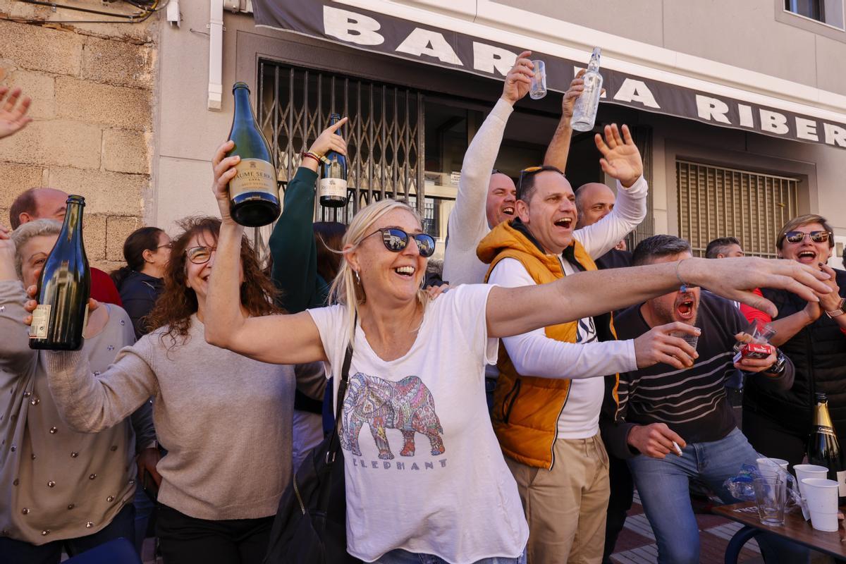 GRAFCVA614. TAVERNES DE LA VALLDIGNA (VALENCIA), 06/01/2023.- Un bar de la localidad de Tavernes de la Valldigna ha repartido unos 3,75 millones de euros del tercer premio de a Lotería del Niño, el 18.918.El bar La Ribera, ha vendido entre su clientela alrededor de 150 décimos del tercer premio, comprados en la administración número 3 de Alzira.Poco después de conocerse que había vendido una parte importante del tercer premio, el bar la Ribera se ha llenado de clientes afortunados, que han celebrado con cava este golpe de suerte, ya que cada décimo tiene un premio de 25.000 euros.EFE/ Biel Aliño