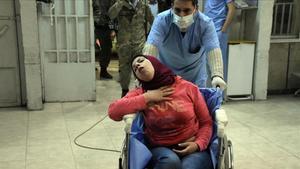 Una mujer ingresa con síntomas de asfixia en el hospital Al-Razi, en el norte de Alepo.