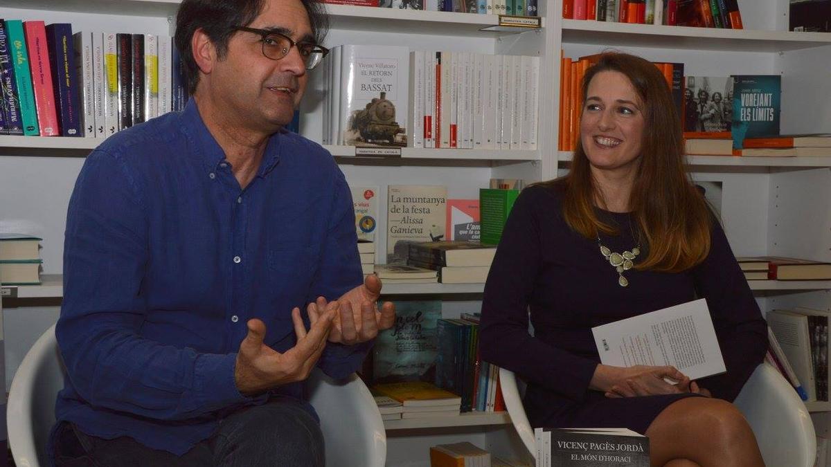 Vicenç Pagès i Glòria Cristina durant la presentació de la reedició d'El món d'Horaci, a la llibreria Text de Figueres, l'any 2016.