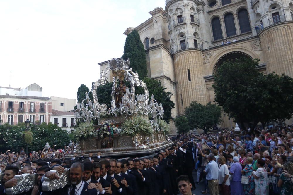 La salida procesional de Santa María de la Victoria desde la Encarnación hasta su Santuario cerró la anual novena dedicada a la imagen de la Patrona. En el cortejo de este 2019, junto al obispo de la Diócesis de Málaga, Jesús Catalá, estuvieron presentes el alcalde junto a personalidades del Consistorio y Junta de Andalucía