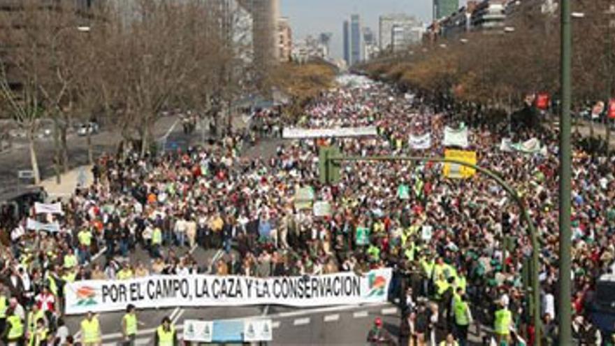 Miles de personas se manifiestan en Madrid a favor de la caza y del campo
