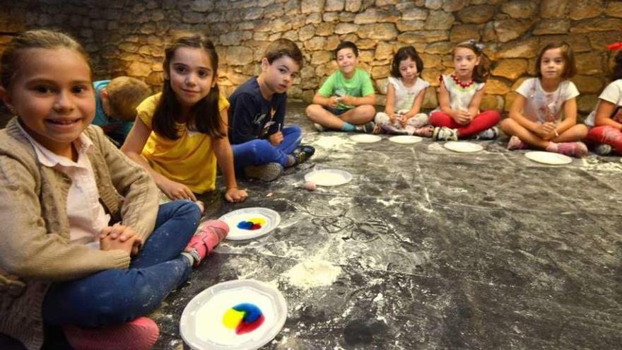 Un grupo de pequeños inicia sus experimentos con los colores. // Gustavo Santos