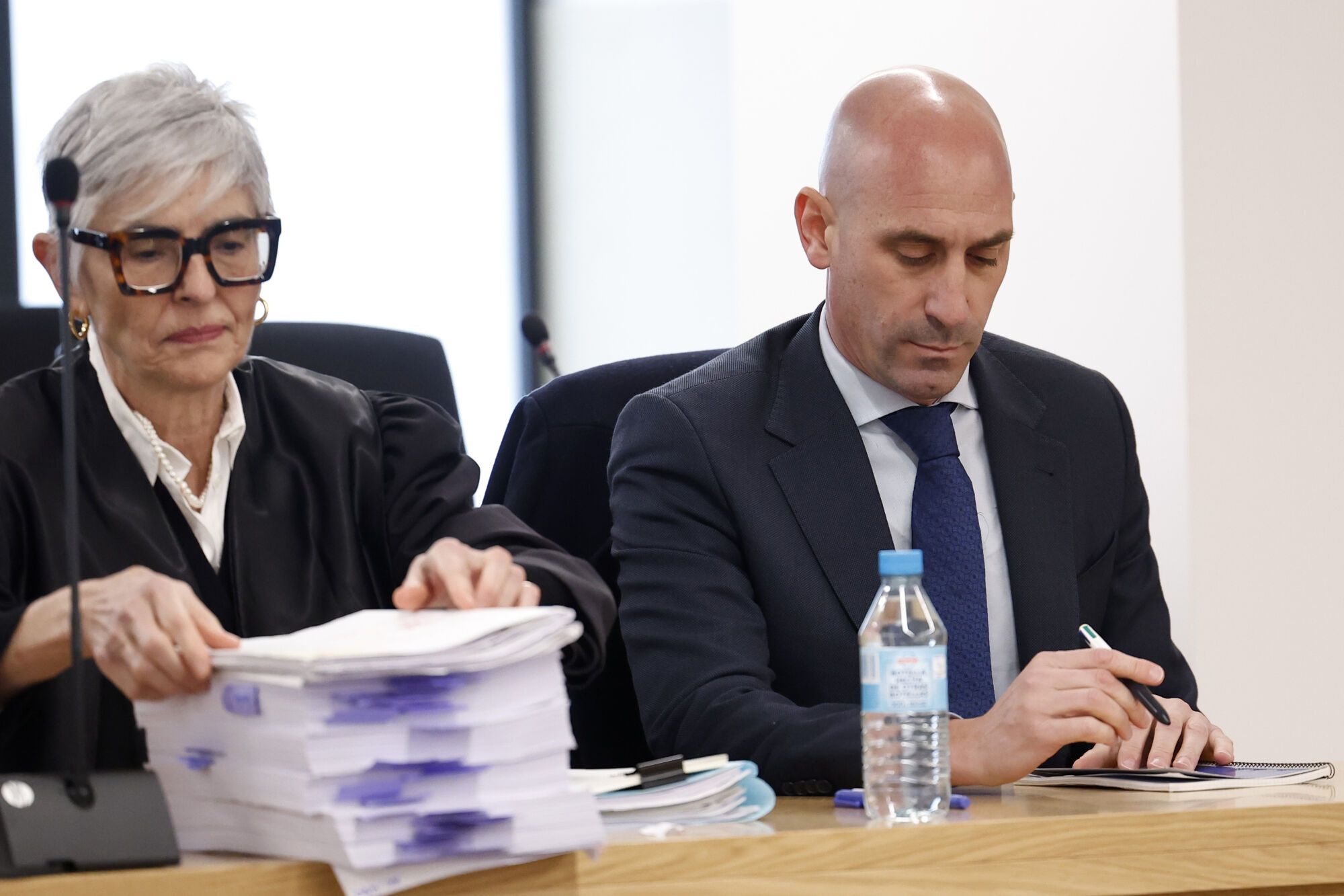 SAN FERNANDO DE HENARES (MADRID), 03/02/2025.- El expresidente de la Federación Española de Fútbol (RFEF) Luis Rubiales, acusado de agresión sexual y coacciones, durante el juicio contra el expresidente de la RFEF y otros miembros de la federación por el beso que Rubiales dio a la jugadora Jenni Hermoso tras la victoria del Mundial en Sídney (Australia) el 20 de agosto de 2023 y que ella asegura que no consintió. Rubiales se enfrentará a una petición de dos años y medio de cárcel y compartirá banquillo con tres personas de su confianza en la Federación: el exdirector deportivo de la selección masculina Albert Luque, el exentrenador de la femenina Jorge Vilda y el antiguo responsable de Marketing de la RFEF Rubén Rivera. EFE/Chema Moya ***POOL***. ***POOL***