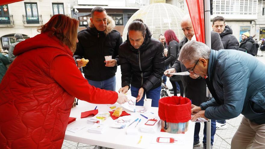 Chocolatada en la Peregrina a cargo de Asampo, que también repartió folletos sobre sus actividades.