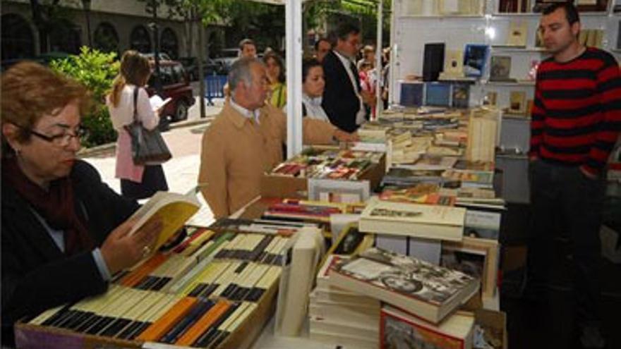 La lluvia y los puentes festivos restan público y ventas en la Feria del Libro
