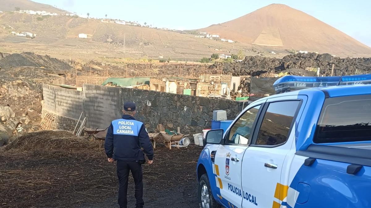 Un agente de la Policía Local de Tías, junto a la granja sin autorización.