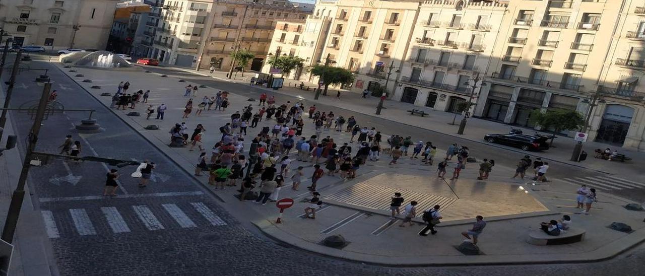 Asistentes a la concentración contra el asesinato de Samuel L. y la LGTBIfobia en la plaza de España de Alcoy, este lunes, al poco de iniciarse el acto.