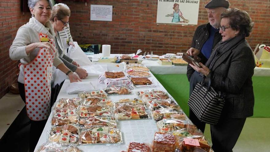 Voluntarios y visitantes en &quot;El Rincón de las Delicias&quot; del rastrillo solidario de la parroquia de La Resurrección.