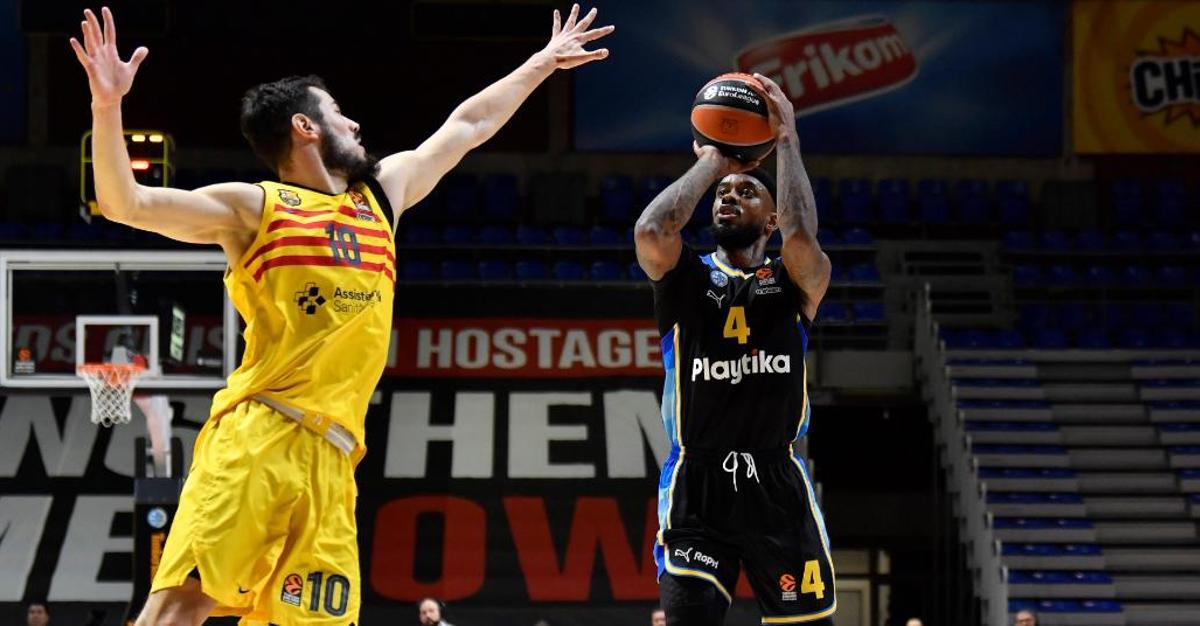 Kalinic intenta taponar un lanzamiento de Lorenzo Brown en el partido