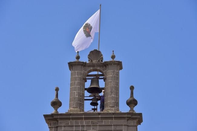 Subida de la bandera de las fiestas del Pino