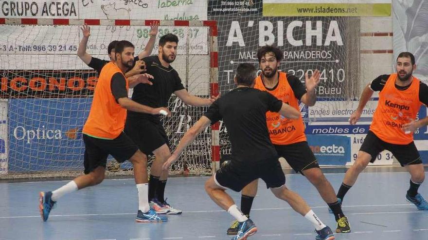 Entrenamiento de ayer del Cangas, ya con menos presencia del apartado físico. // Santos Álvarez