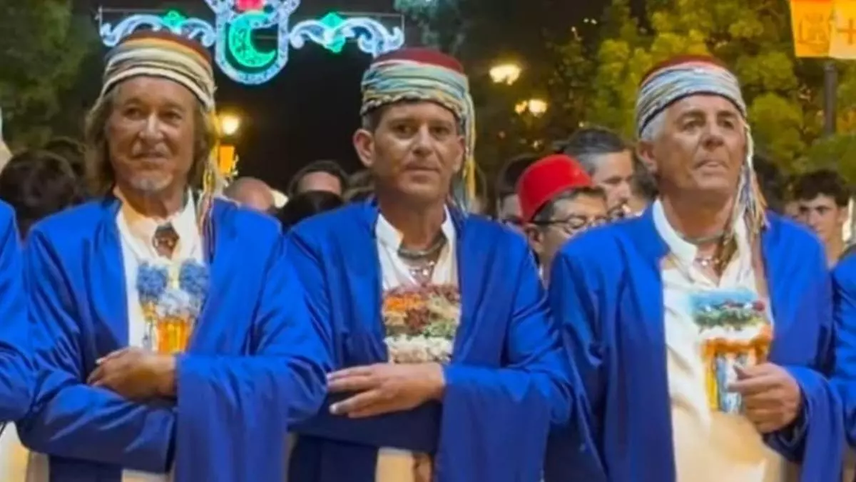 El gobierno de Ontinyent desfila dividido… entre moros y cristianos