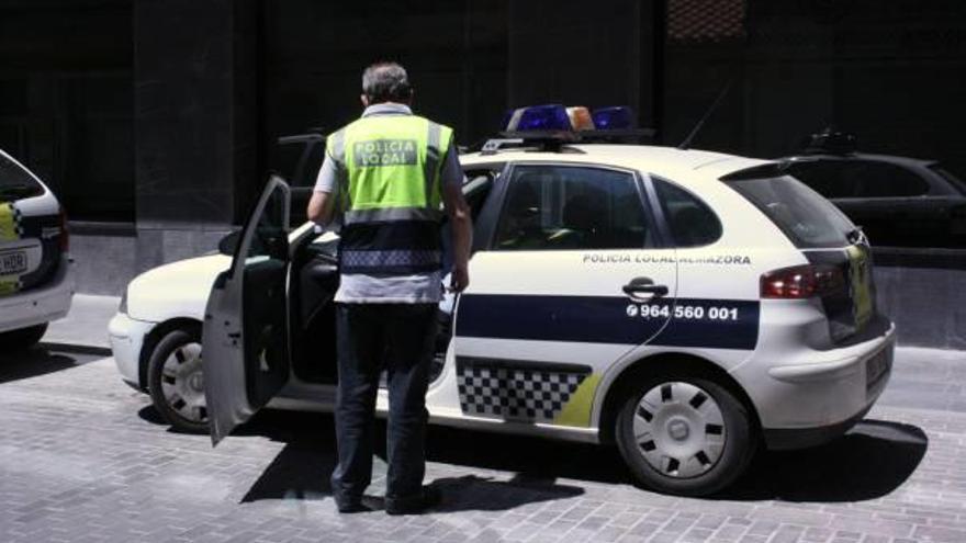 Dos patrullas de la Policía Local se desplazaron hasta el lugar de los hechos.