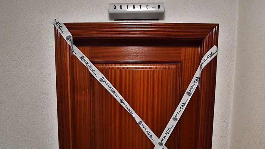 Puerta precintada del piso donde se produjo el crimen. |   // V. ECHAVE