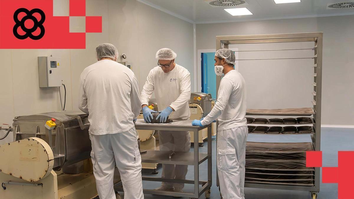 Tres trabajadores de Juanola durante el proceso de elaboración de la masa de las pastillas de regaliz