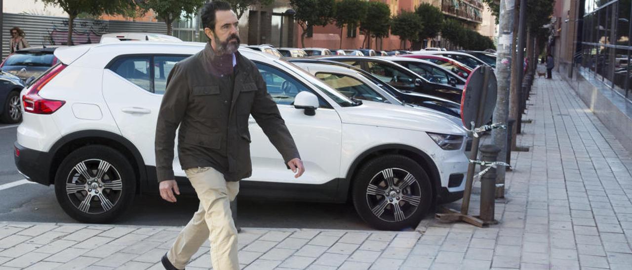 Miguel López llegando ayer a los juzgados para la decimoquinta sesión del juicio.