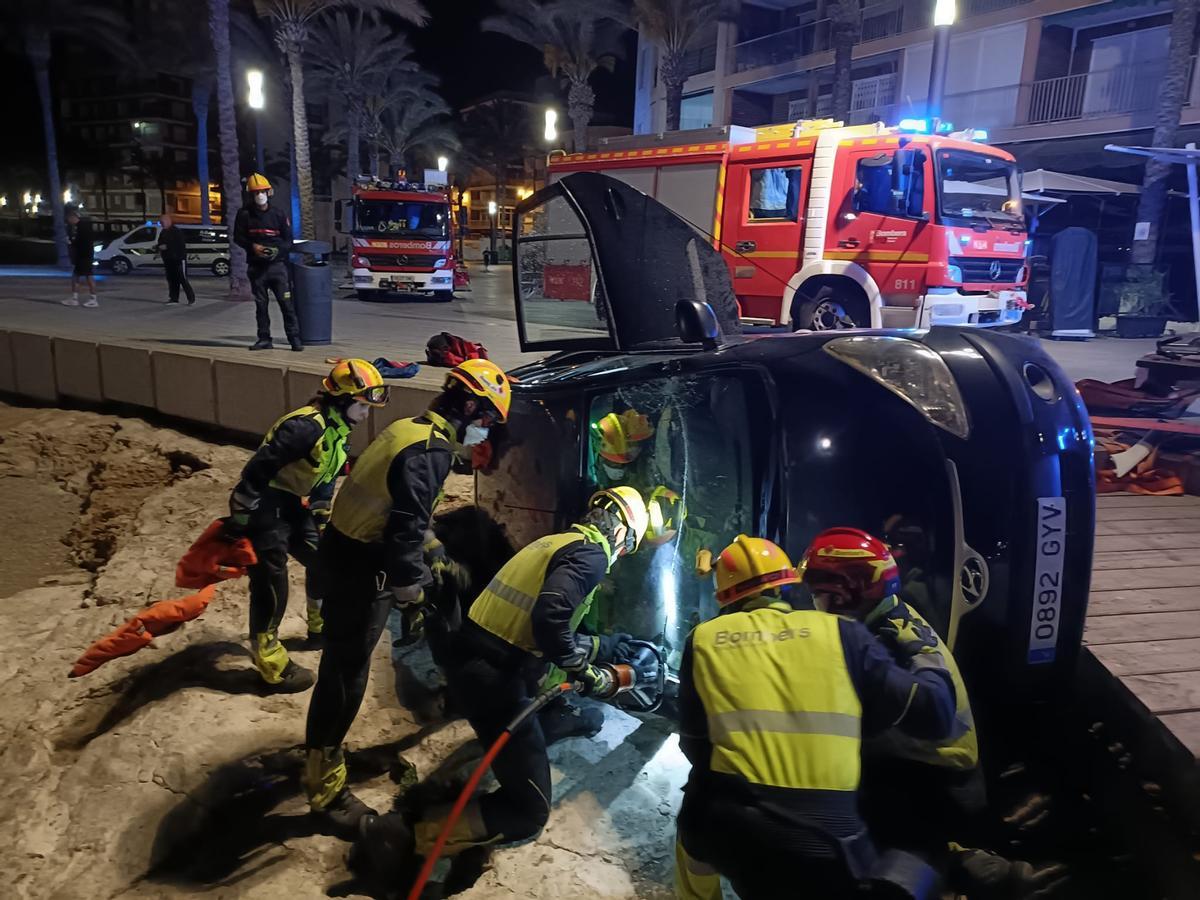 Un momento de las tareas de rescate del equipo de bomberos de Torrevieja