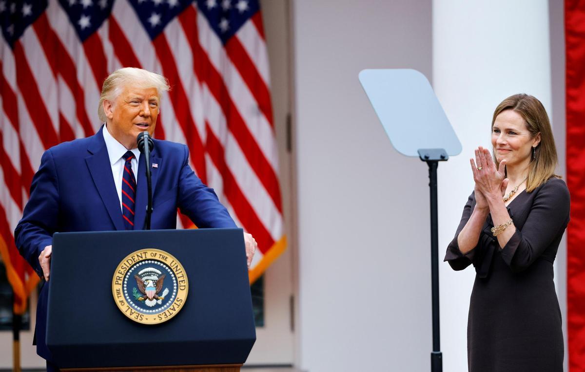 Donald Trump y la jueza Amy Coney Barrett.