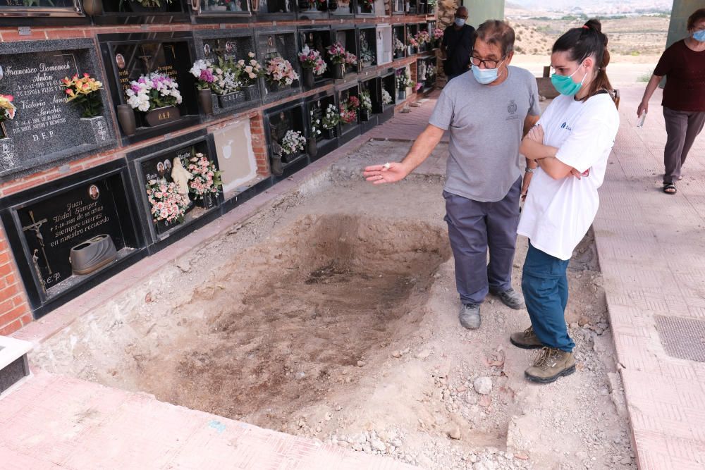 10-08-20 Inicio de la exhumacion de la fosa comun del cementerio de Monovar con fusilados y represaliados de la Guerra Civil y el franquismo, visita de la consellera Rosa Perez Garijo, memoria historica