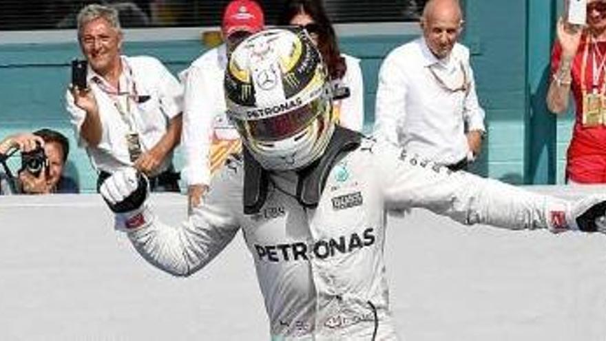 Hamilton venç a casa de Rosberg  i marxa de vacances més líder