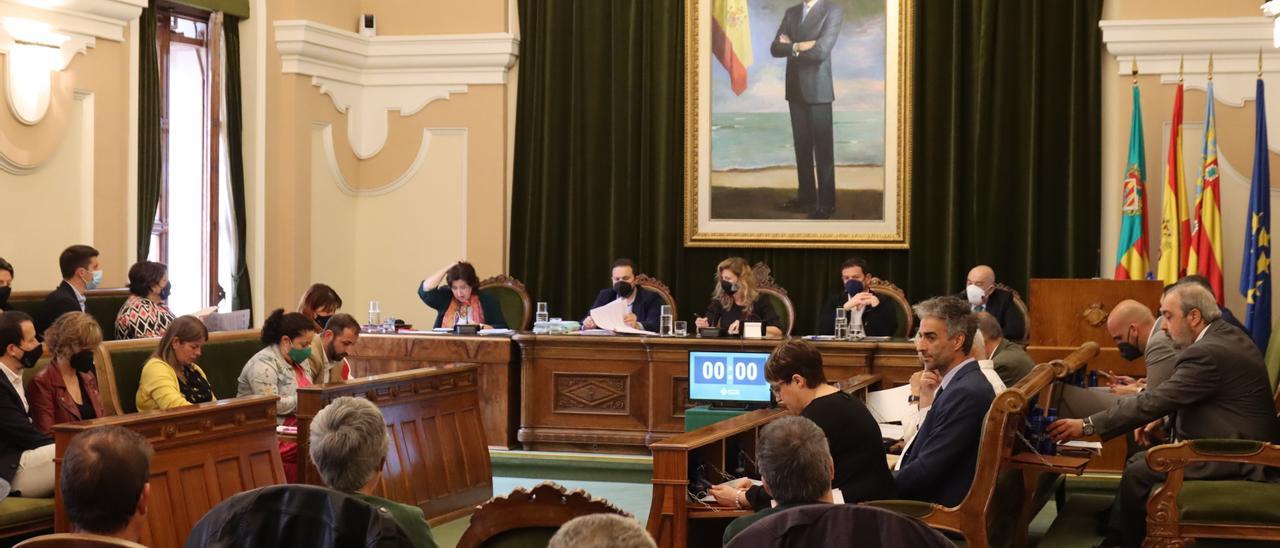 El salón de plenos del Ayuntamiento de Castelló albergó la sesión ordinaria correspondiente al mes de abril.