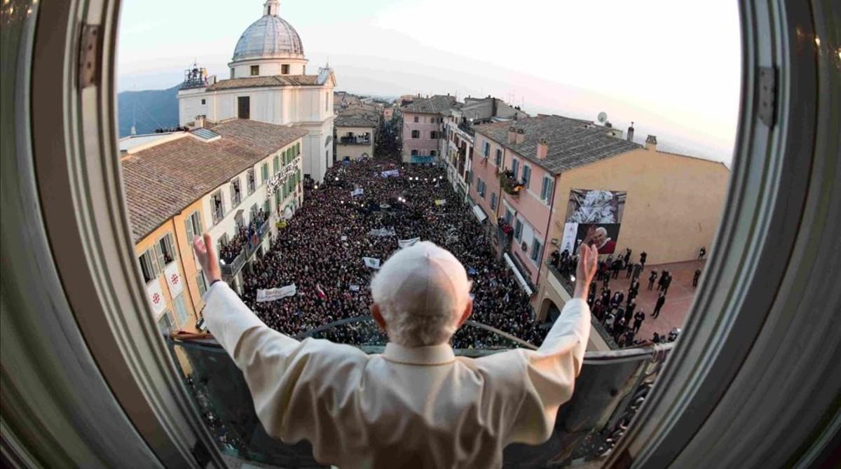 mbenach21707680 pope benedict xvi waves as he appears for the last time at t161014212319