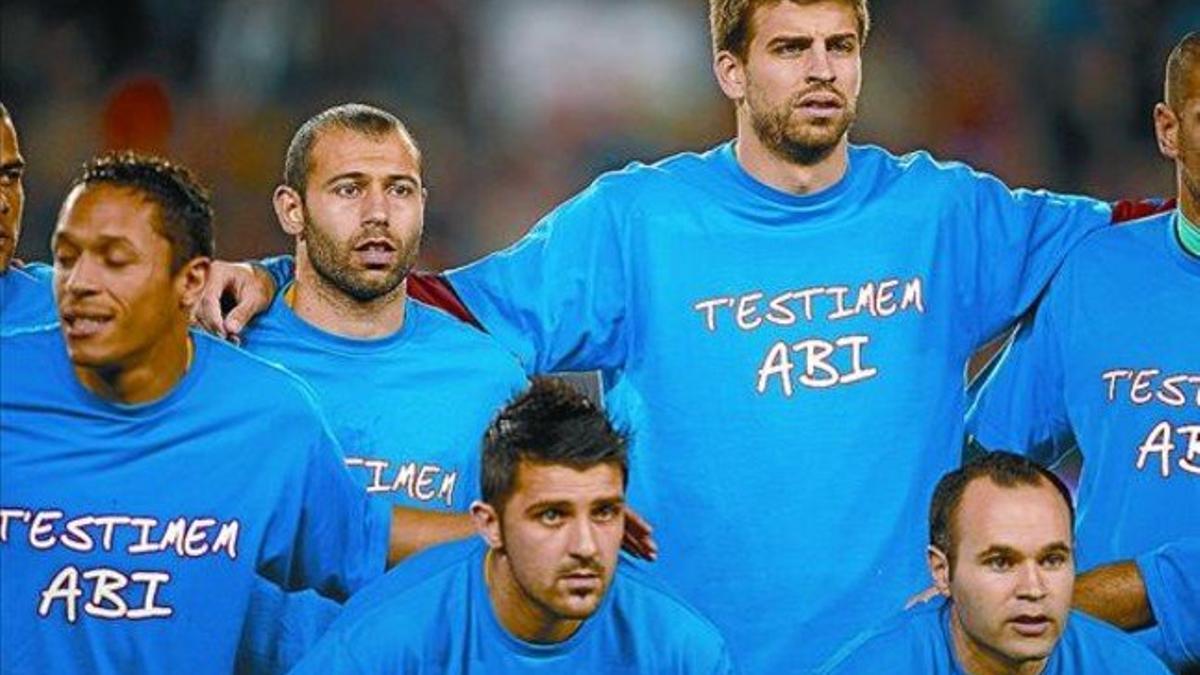 Alves, Adriano, Mascherano, Villa, Piqué e Iniesta, con la camiseta de apoyo a Abidal, el sábado.