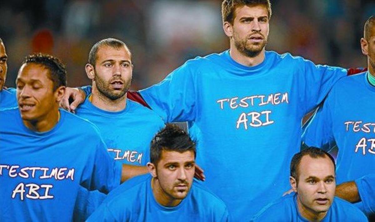 Alves, Adriano, Mascherano, Villa, Piqué i Iniesta, amb la samarreta de suport a Abidal, dissabte.
