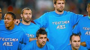 Alves, Adriano, Mascherano, Villa, Piqué e Iniesta, con la camiseta de apoyo a Abidal, el sábado.