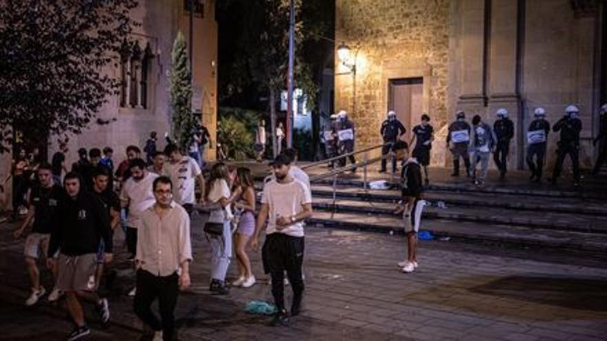 Desalojo de la plaza de Sarrià, durante las fiestas del barrio de 2021.