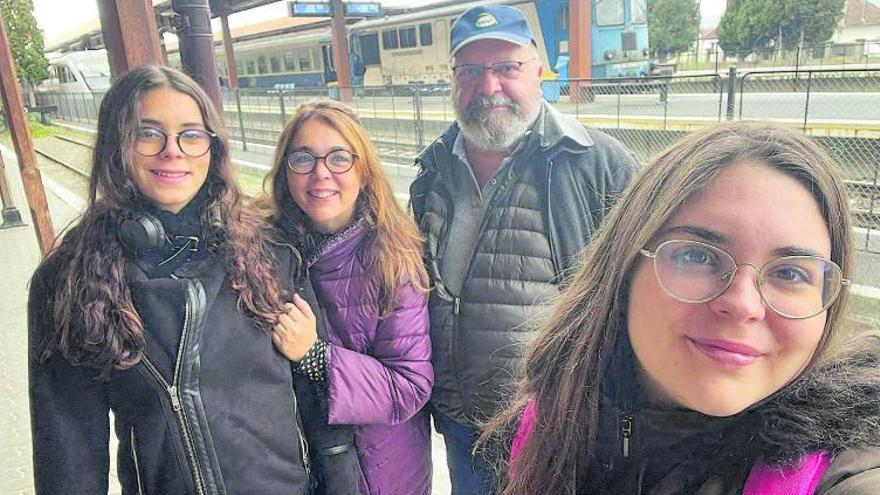 José Rodríguez y su esposa María del Carmen Rodríguez, junto a sus hijas Alicia del Carmen, de 21 años, y Cristina, de 15, en esta autofotografía en Rumanía. | | E.D.