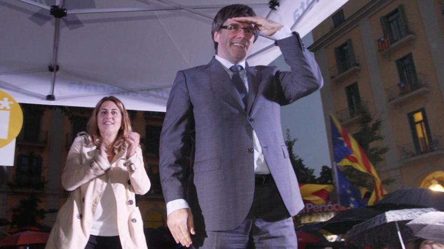 Carles Puigdemont, amb Marta Pascal darrere seu, durant l&#039;acte de campanya pel referèndum a Girona
